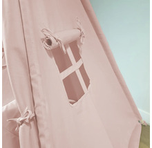 Detailansicht eines Spielzelts mit Fenster und aufgerolltem Vorhang