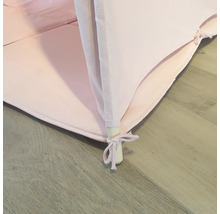 Detailansicht eines Tipi-Zelts mit rosa Stoff und Holzrahmen
