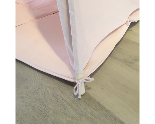 Detailansicht eines Tipi-Zelts mit rosa Stoff und Holzrahmen