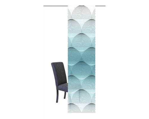 Schiebevorhang mit grafischem Muster neben einem Stuhl