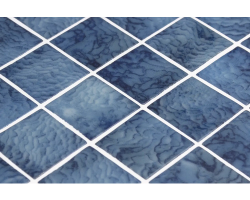 Nahaufnahme von blauen Mosaikfliesen mit Marmorierung