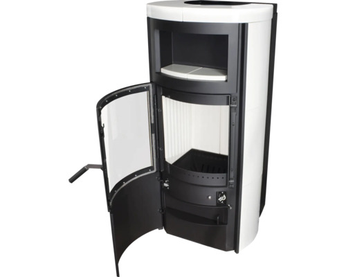 Kaminofen mit offener Tür