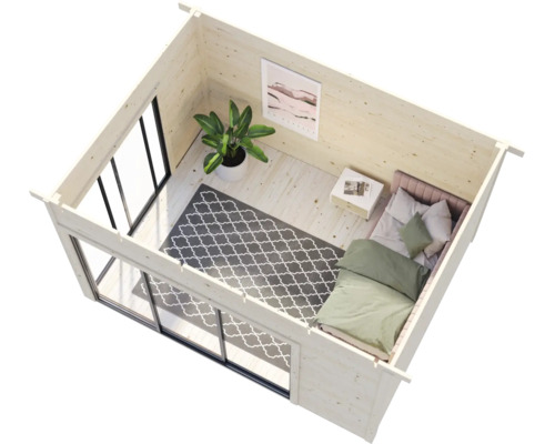Innenansicht eines Gartenhauses mit Bett, Teppich, Pflanze und Fenstern