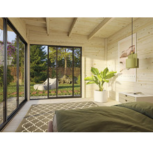Heller Raum mit Holzverkleidung, Bett und Blick in den Garten