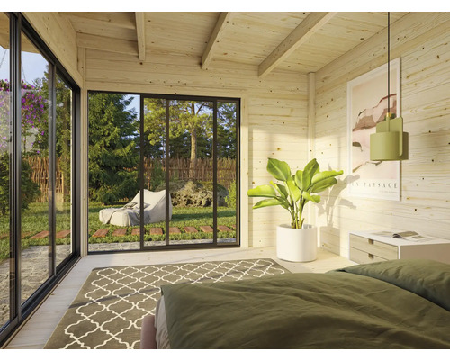 Heller Raum mit Holzverkleidung, Bett und Blick in den Garten