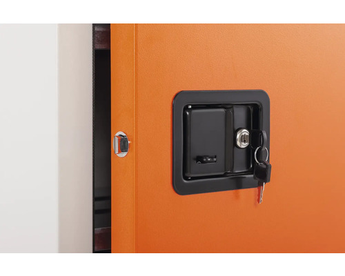 Detailansicht eines abschließbaren Werkstattschranks mit Schlüssel