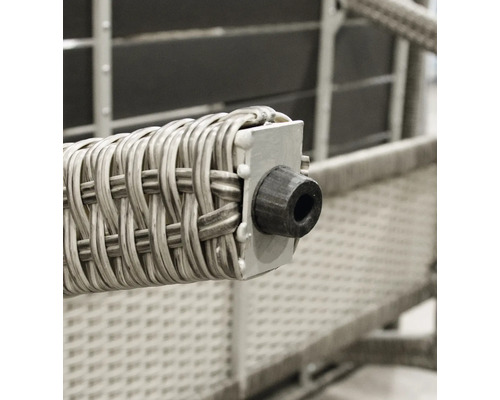 Detailansicht eines Rattanmöbels mit Fußkappe