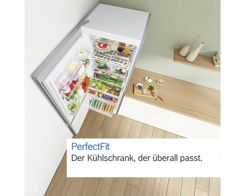 Geöffneter Kühlschrank mit Lebensmitteln auf einem Küchentisch