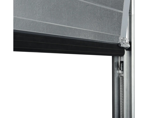 Detailansicht eines geöffneten Garagentors mit Federmechanismus