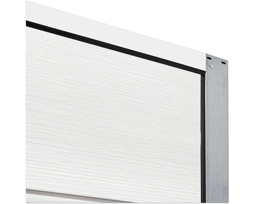 Detailansicht eines weißen Garagentors mit Stahlrahmen