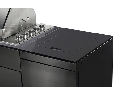 Detailansicht einer schwarzen Grillküche mit Bedienelementen und Abdeckung