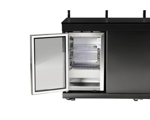 Getränkekühlschrank mit Glasfront und geöffneter Tür, ausgestattet mit Regalen für die Lagerung von Getränken.