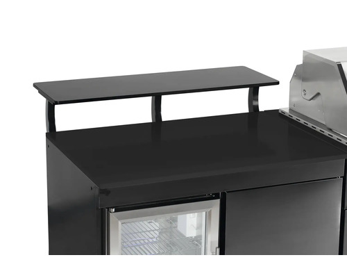 Detailansicht einer schwarzen Outdoor Küche mit Arbeitsplatte und Regal