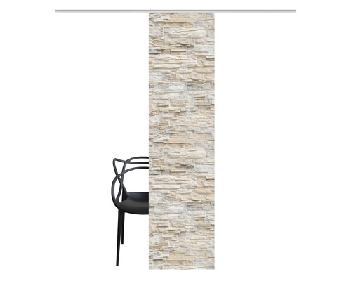 Schiebegardine mit Steinmuster neben einem Stuhl