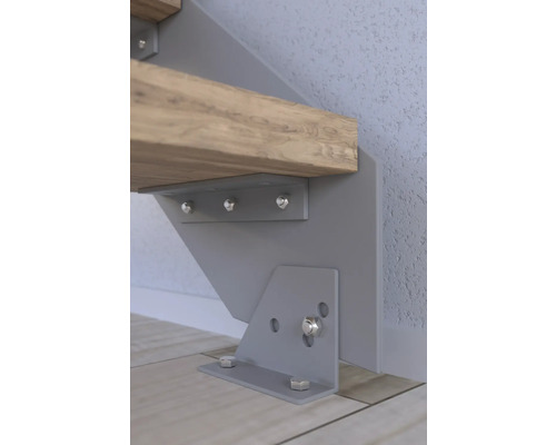 Detailansicht einer Treppenbefestigung mit Holzstufe und Metallelementen zur sicheren Wandmontage.