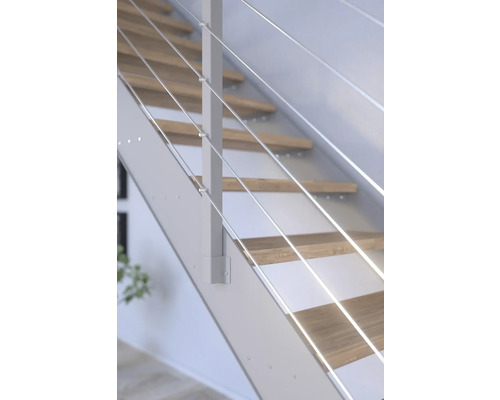 Detailansicht einer Treppe mit Holzstufen und einem Geländer aus Edelstahlseilen