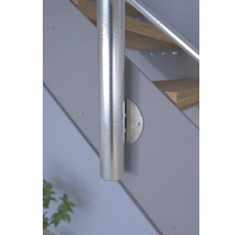 Detail einer Treppe mit Geländerpfosten aus Metall.