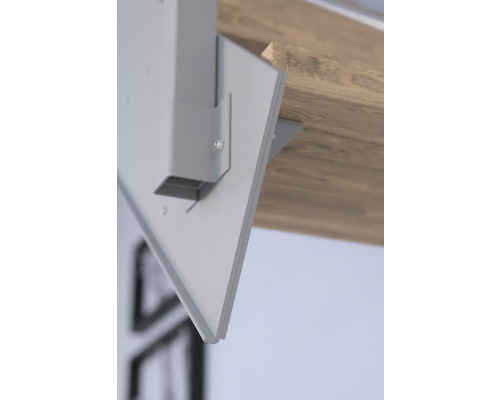 Detailaufnahme eines Regals mit Aluminiumprofil