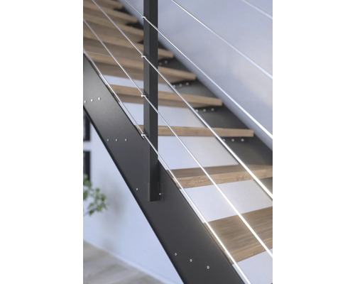 Detailaufnahme einer Treppe mit Metallrahmen und Holzstufen sowie Geländerseilen.