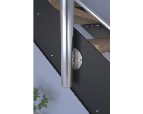 Detailaufnahme einer Treppe mit Edelstahlgeländer und dunklen Stufen.