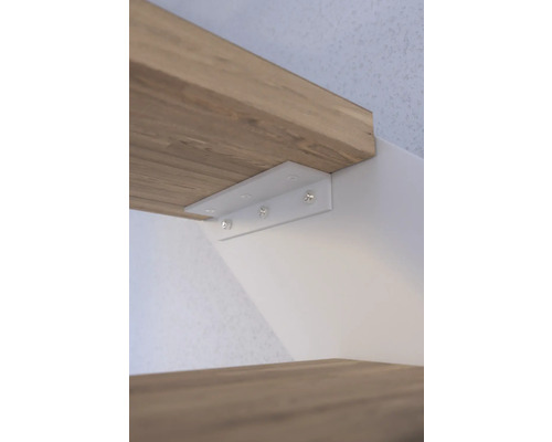 Regalbrett an einer Wand mit einem Winkel befestigt