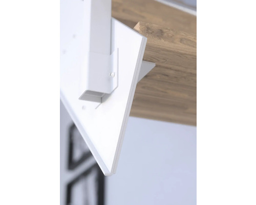 Detailaufnahme eines weißen Schreibtischbeins mit Holzplatte