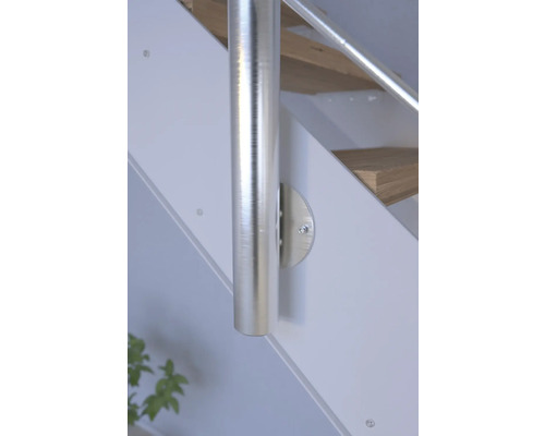 Detail einer Treppe mit silberfarbenem Geländerpfosten und Halterung