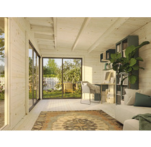 Helles Blockbohlenhaus mit Wohnbereich, Schreibtisch und Blick in den Garten