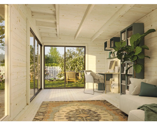 Helles Blockbohlenhaus mit Wohnbereich, Schreibtisch und Blick in den Garten