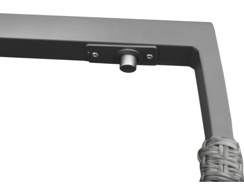 Detailansicht eines Möbelstücks mit Metallrahmen und Befestigungselement