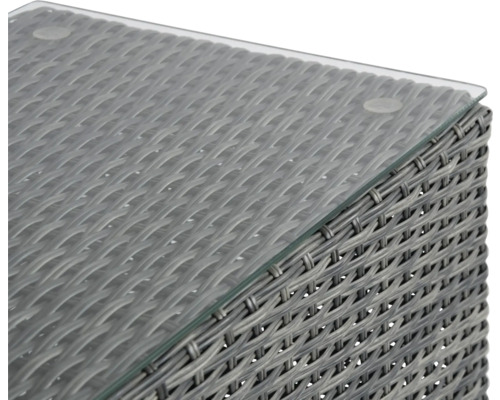 Detailansicht eines Rattantisches mit Glasplatte