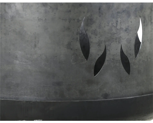 Detailansicht einer Feuerschale aus Metall mit Flammenmuster