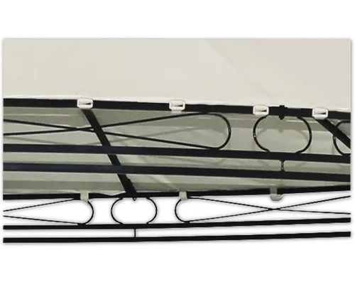 Detailansicht eines Pavillons mit Metallrahmen und Stoffdach