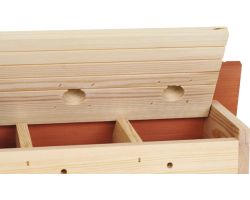 Detailansicht eines hölzernen Nistkastens mit Eingangsloch.