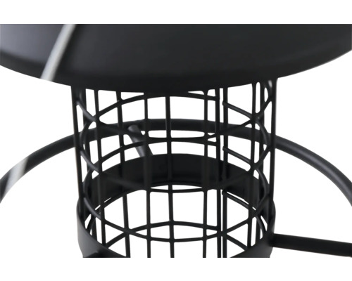 Detailansicht eines Vogelhauses mit Gitterstruktur