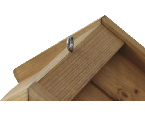 Detailansicht einer Vogelhausaufhängung aus Holz mit Metallring