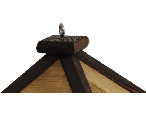 Detailansicht eines Vogelhauses aus Holz mit Aufhängevorrichtung