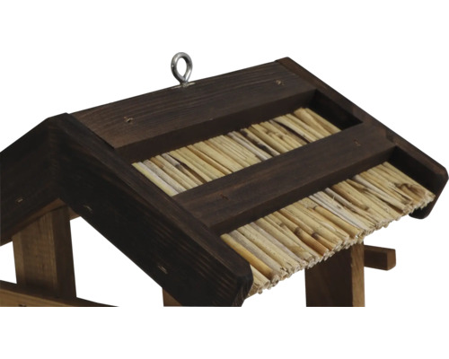 Detailansicht eines Vogelhauses mit Strohdach und Aufhängevorrichtung