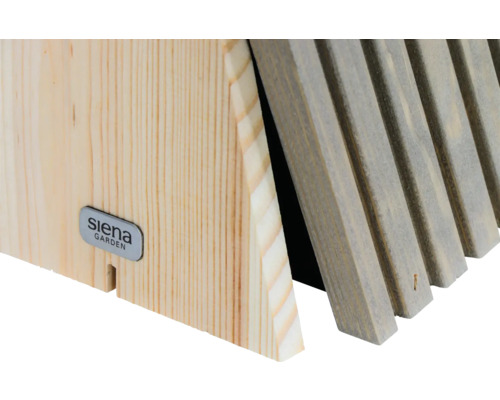 Detailansicht eines Nistkastens aus Holz mit Siena Garden Logo