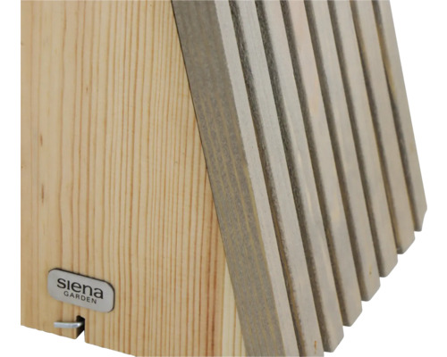 Nahaufnahme eines hölzernen Insektenhotels mit dem Siena Garden Logo.