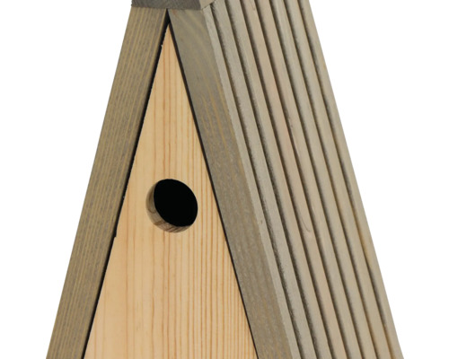 Detailansicht eines Vogelhauses aus Holz mit rundem Einflugloch