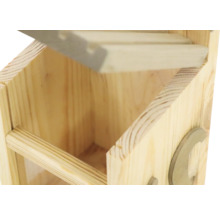 Detailansicht eines Nistkastens aus Holz mit geöffnetem Dach