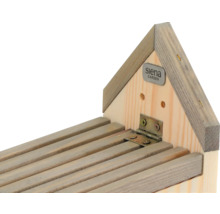 Detailansicht eines Insektenhotels aus Holz mit Siena Garden Logo