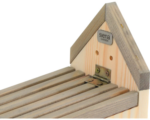 Detailansicht eines Insektenhotels aus Holz mit Siena Garden Logo