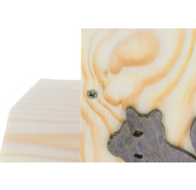 Detailansicht einer Holzkonstruktion mit Schraube und Katzenmotiv