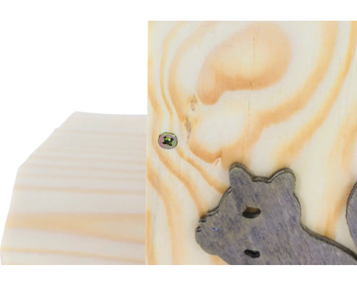 Detailansicht einer Holzkonstruktion mit Schraube und Katzenmotiv