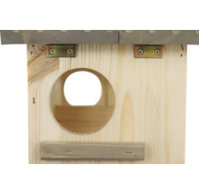 Detailansicht eines Vogelhauses aus Holz mit runder Öffnung