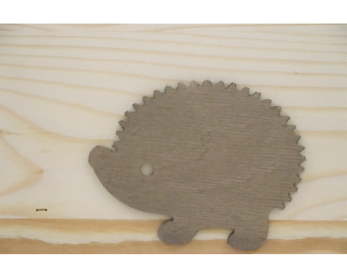 Dekorativer Holzigel auf einem Holztisch