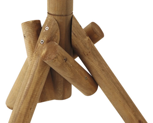 Detailansicht eines Holzstativs, das mit Schrauben befestigt ist.