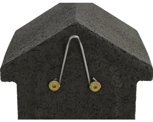 Detailansicht eines grauen Zaunpfostens mit Halterung